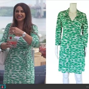 NWOT $150 Green and White Slinky Wrap Dress by Laundry by Design Sz Medium